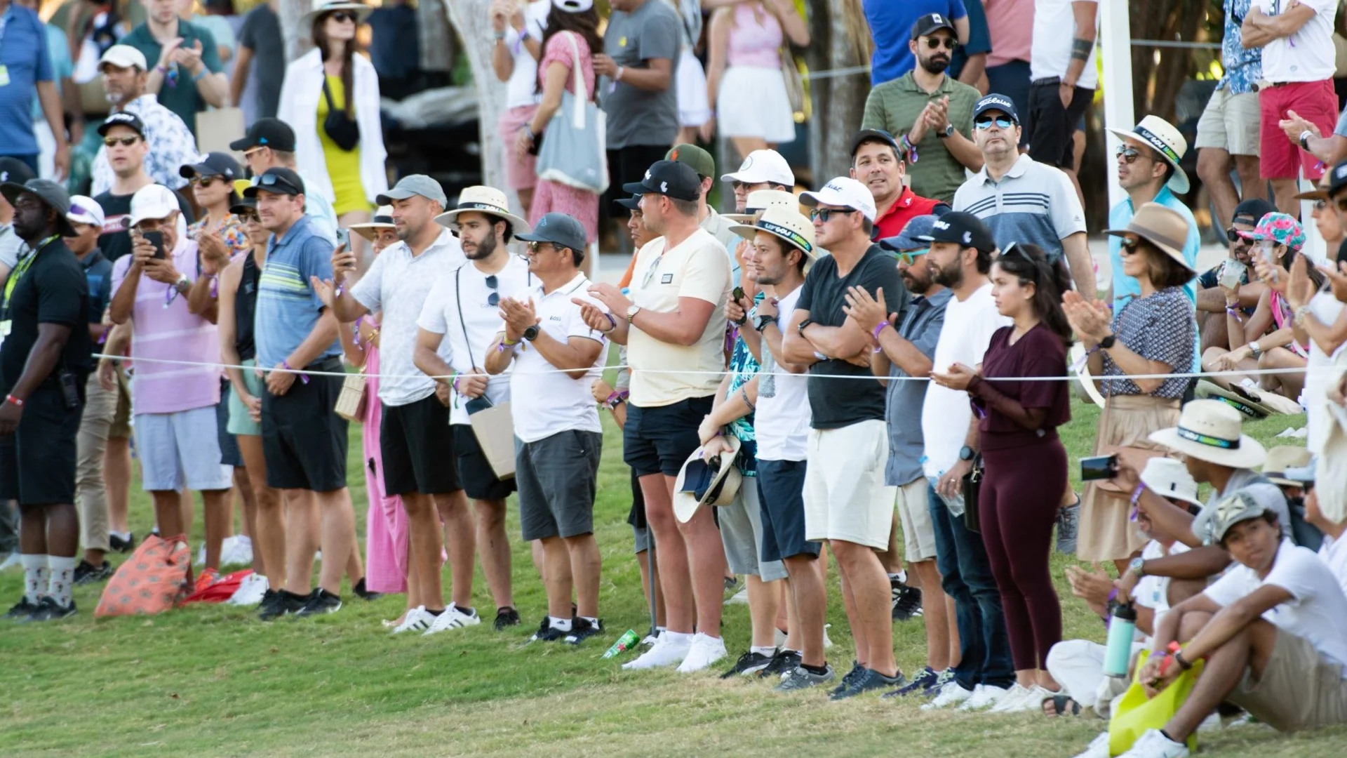 Crowds of fans in Mayakoba mobile